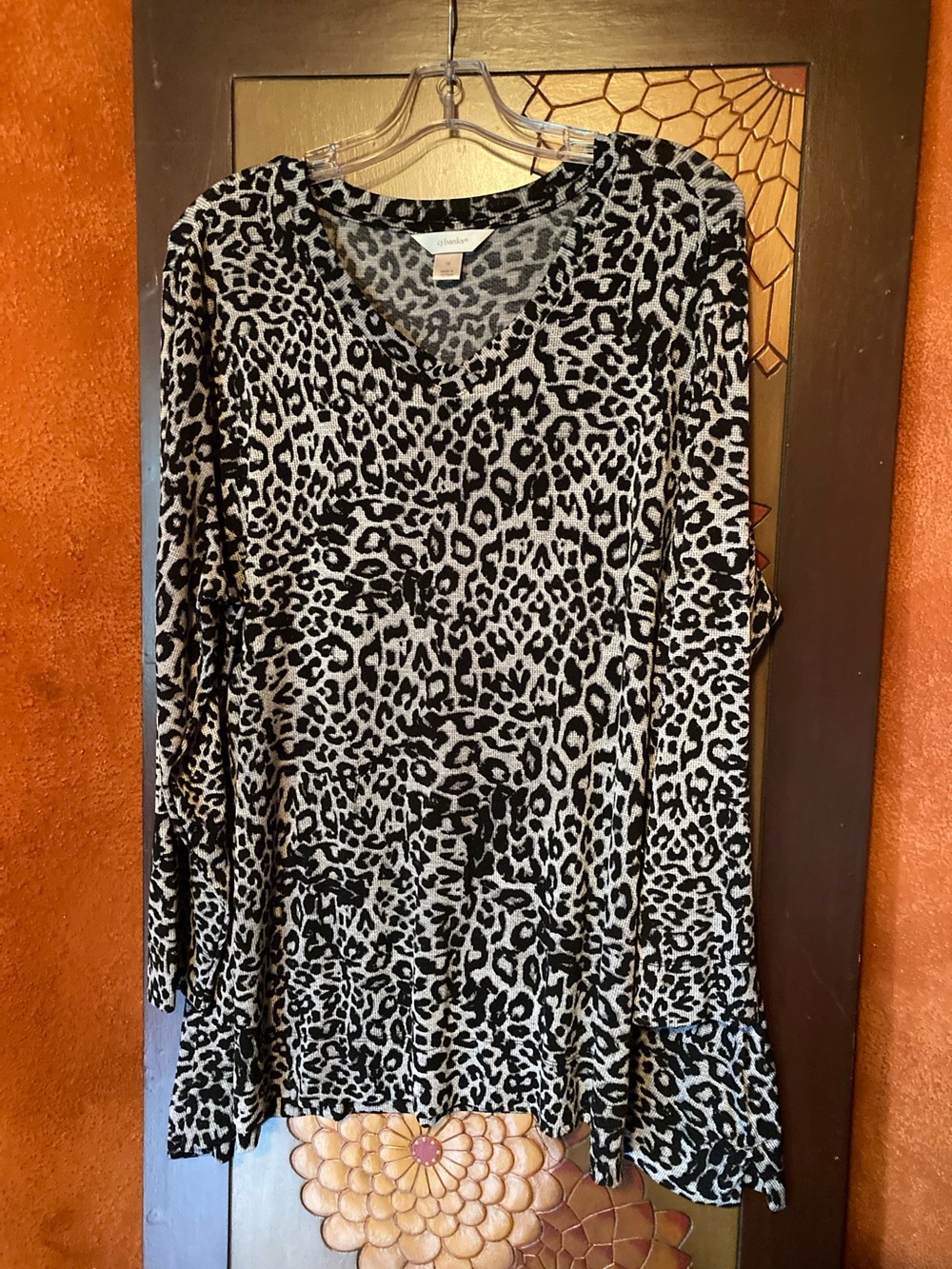 C J Banks 1X long sleeve V neck gray black animal print pullover top